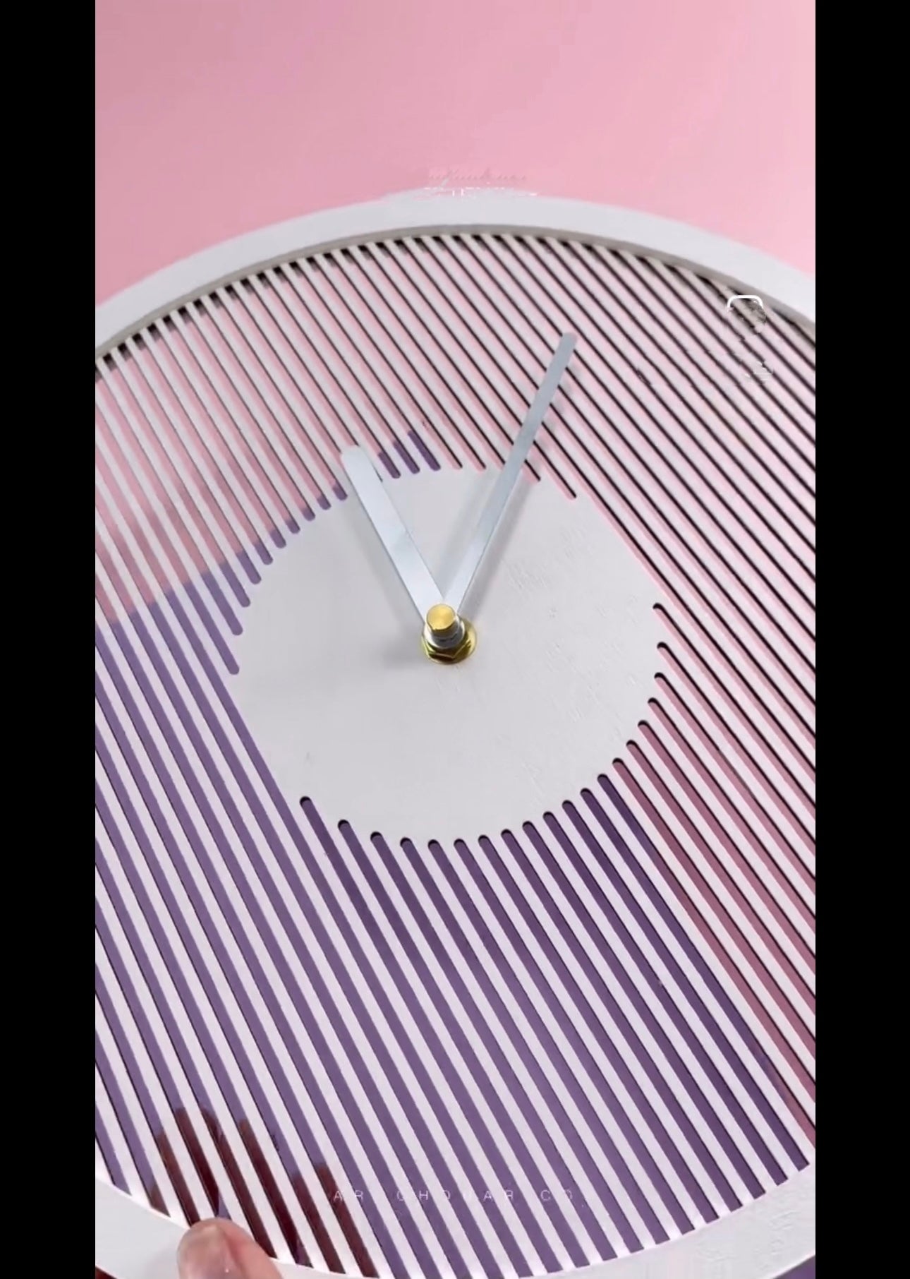 This Modern Minimalist Line Wall Clock is the Perfect Fusion of Art and Functionality for your Home or Office Decor