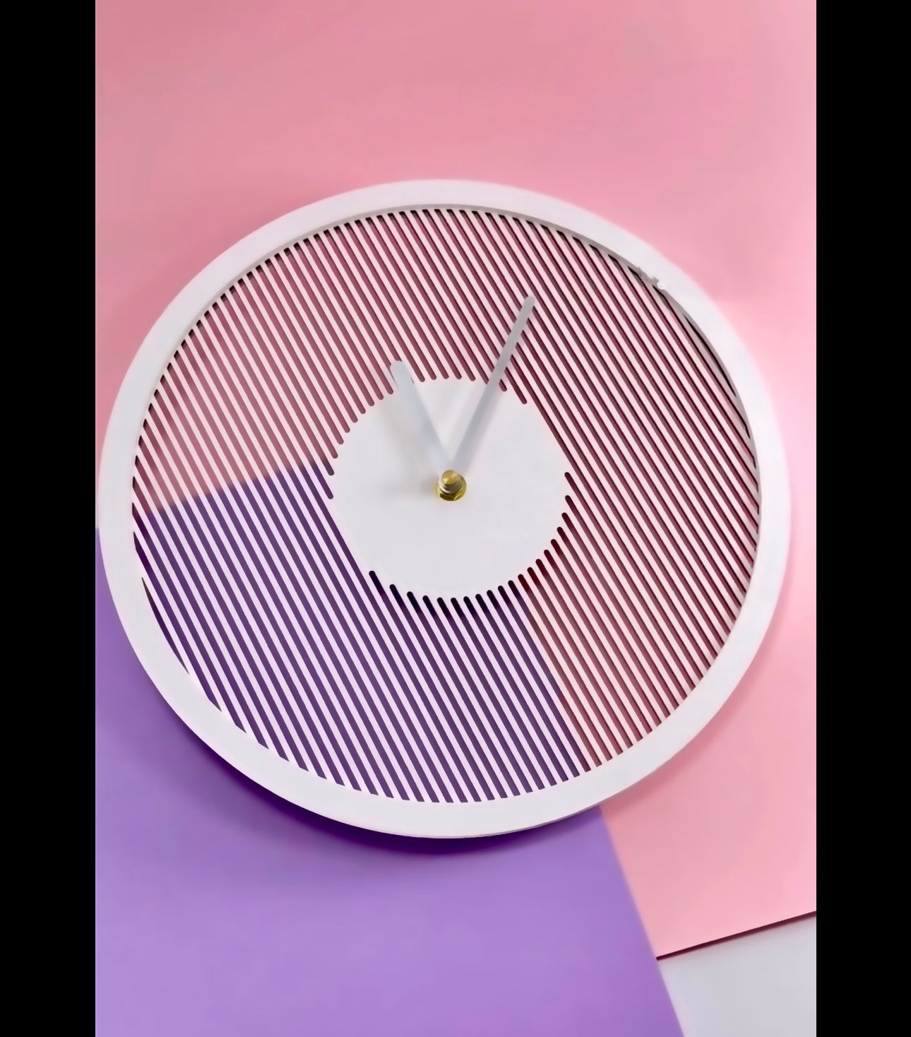 This Modern Minimalist Line Wall Clock is the Perfect Fusion of Art and Functionality for your Home or Office Decor