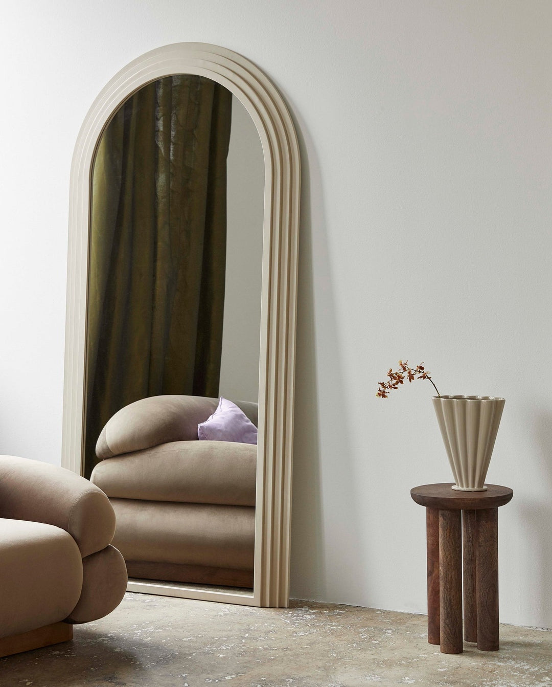 Arched Full-Length Mirror with Modern Minimalist Frame - Elegant Floor Mirror for Home Decor