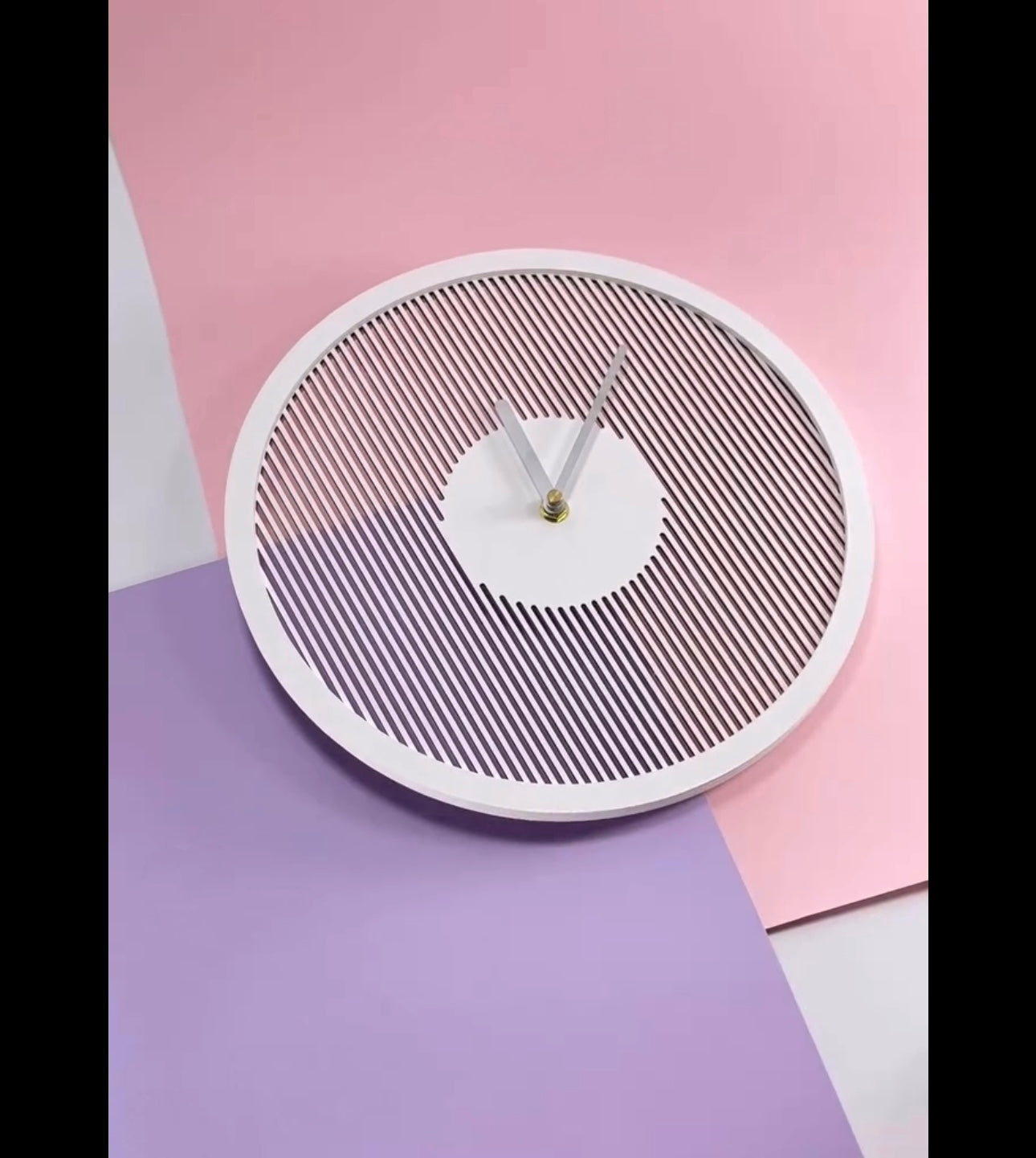 This Modern Minimalist Line Wall Clock is the Perfect Fusion of Art and Functionality for your Home or Office Decor