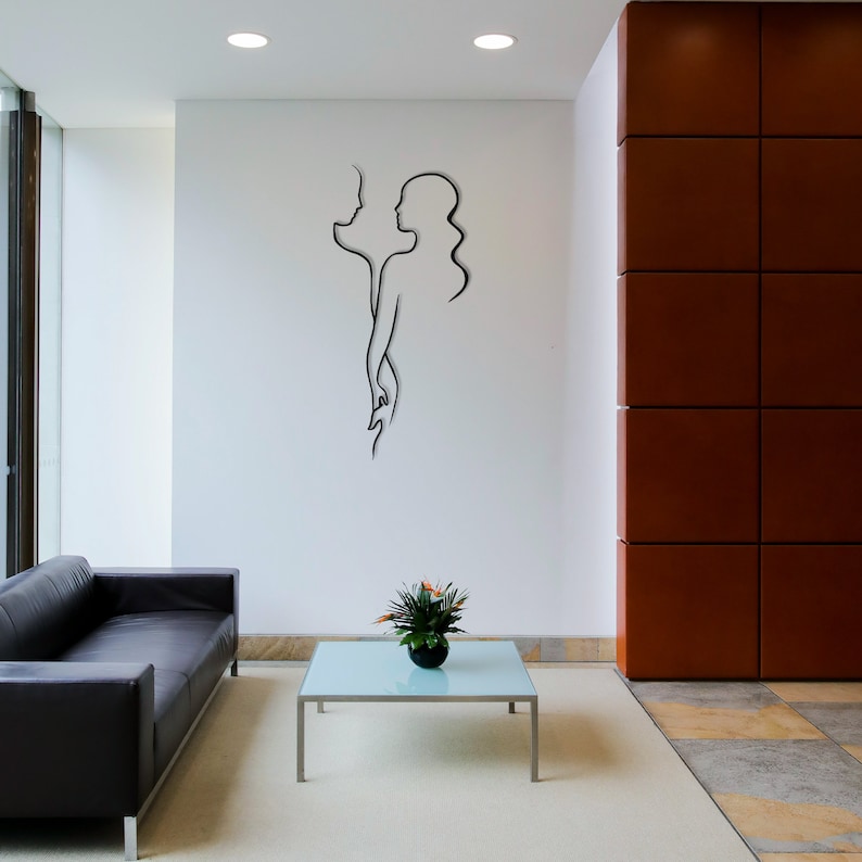 Minimalist Metal Line Art Wall Decor – Abstract Couple Design for Modern Interiors | Couple Holding Hands, Linear Living Room Decor, Gifts For Couples, Metal Wall Art Decor